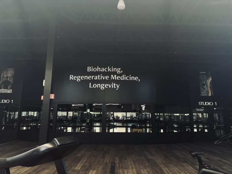 Biohacking, regenerative medicine and longevity lounge at Club Five Health in Libertyville, IL